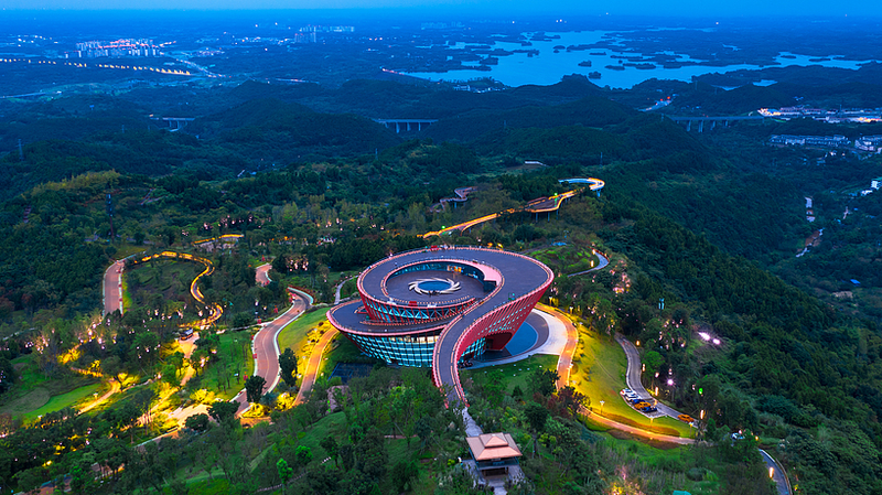 中国・成都の龍泉山都市森林公園　街を包む都市の酸素バー video poster