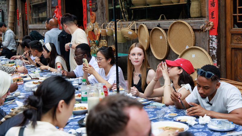 Qiantong Ancient Townの長テーブル宴会　中国観光の日を彩る人気イベント