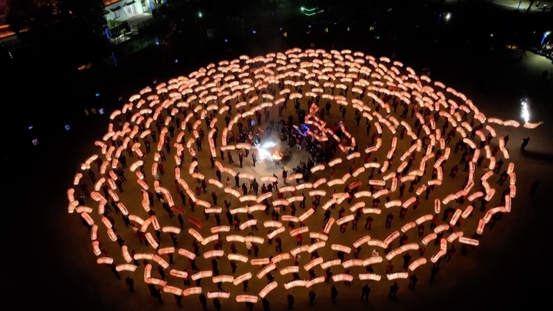 中国浙江省で「シルクワームドラゴン」 ランタンフェスティバル前の幻想パレード video poster