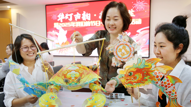 習近平氏の女性・子ども談話集、ロシア語など外国語版を刊行