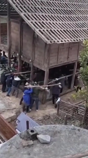 中国・貴州省で家を丸ごと移動　村人総出のチームワークが話題に video poster