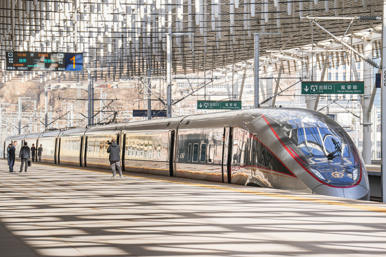 西延高速鉄道が開業　西安—延安299km、陝西北部で初の高速路線 video poster