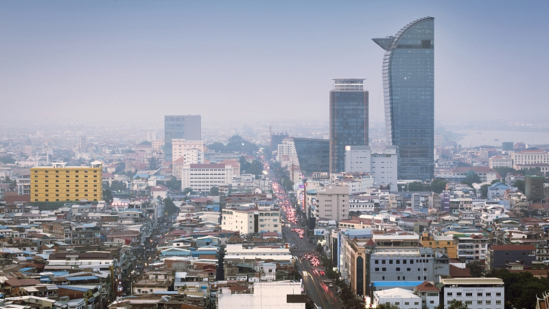 習近平国家主席がカンボジア到着　プノンペンで国賓訪問始まる video poster
