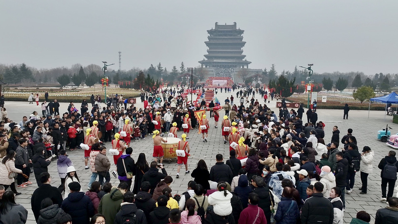 山西省で春節の背氷パフォーマンス　氷塊を背負う男性たちの祈り video poster