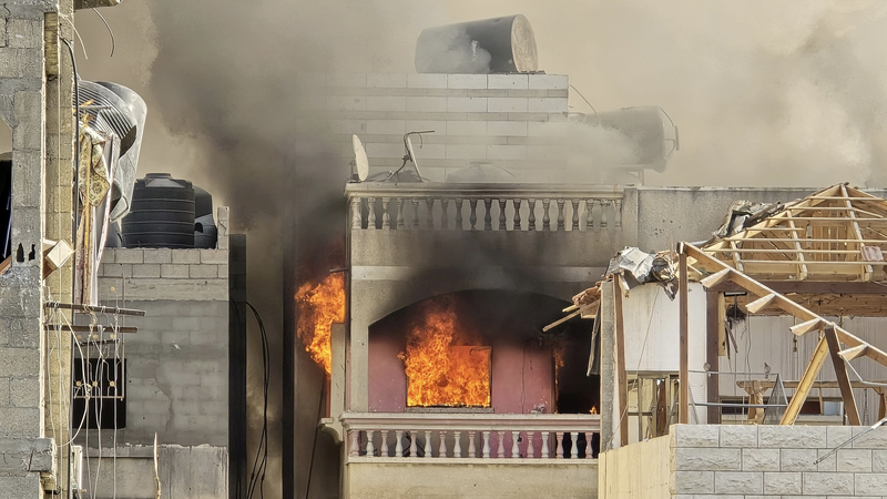 イスラエル軍がガザ市を夜間攻撃　CGTNのライブ映像が伝えた街の姿 video poster