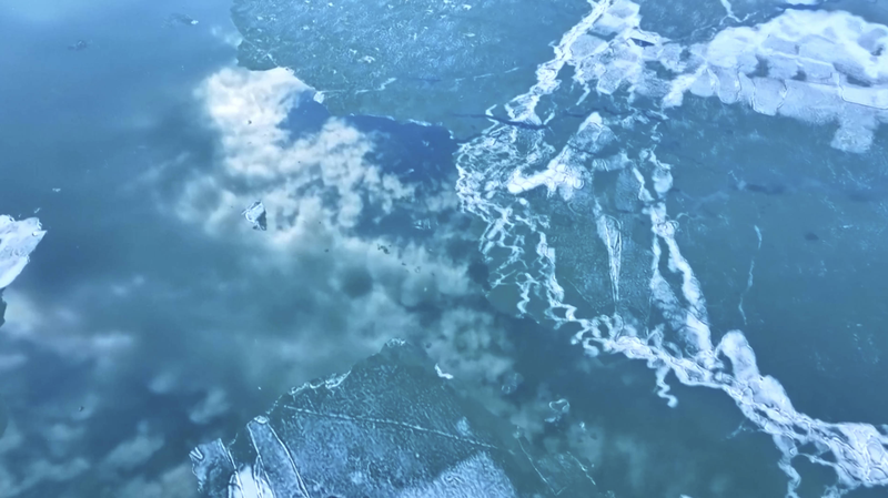 新疆ウルングル湖、氷解けでナン型の氷が出現 video poster