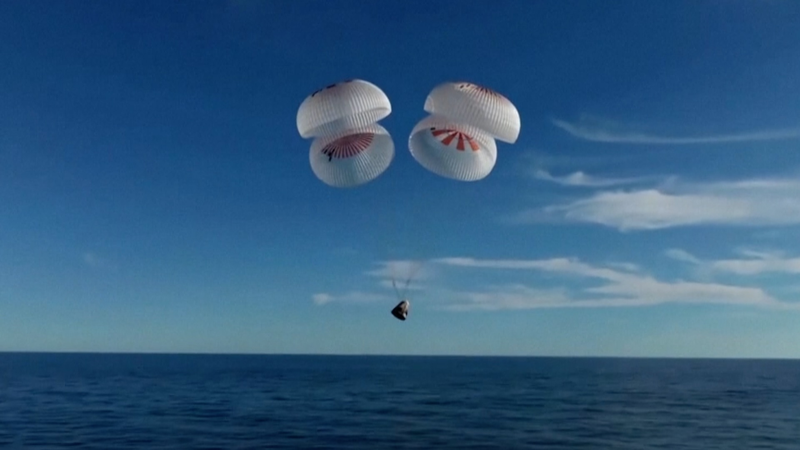 NASA宇宙飛行士2人、9カ月の滞在経てスペースXで地球帰還 video poster