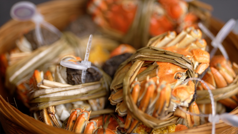 hairy crabをプロのように食べる：八点セットで楽しむパズル感覚の蟹体験 video poster