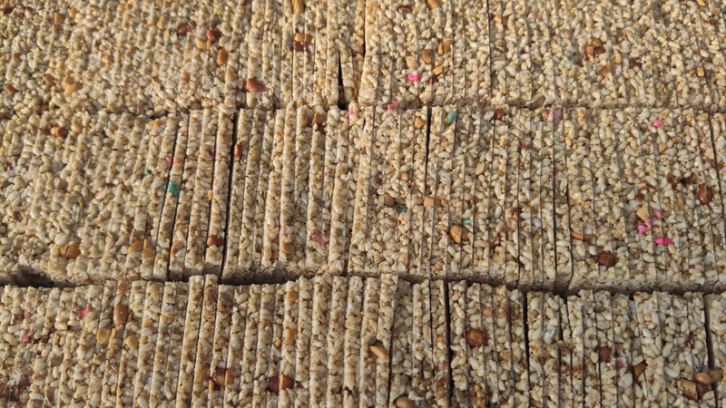 春節の甘い伝統 中国・貴州省Shimo県のゴマ菓子「セサミケーキ」 video poster