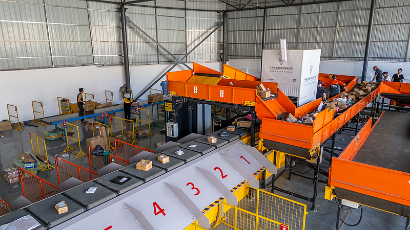 中国の国慶節・中秋節8連休で宅配72億個超　観光とECが物流を押し上げ