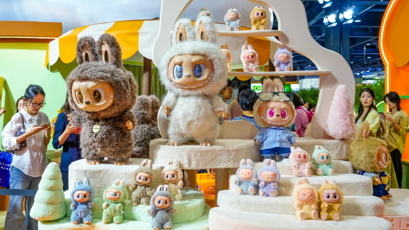 Labubuが中国サービス貿易フェアに登場　ポップマート人気キャラが来場者をお出迎え