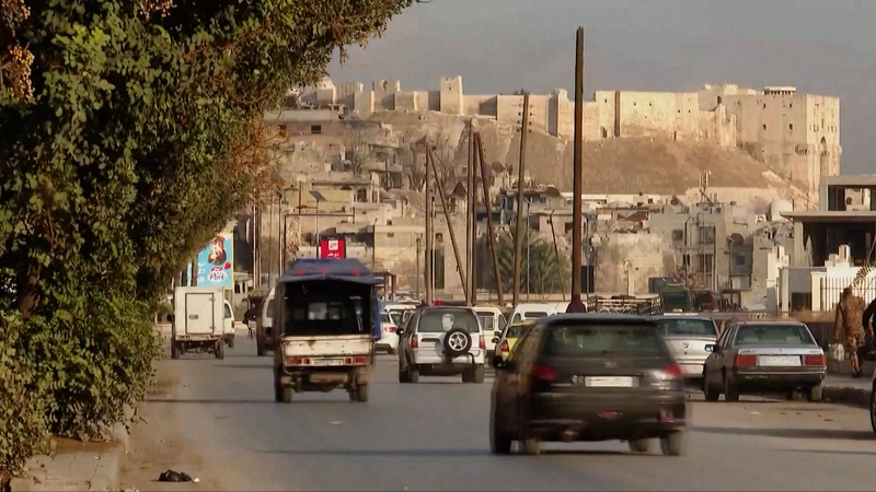 シリア・アレッポで住民の避難が急増　反政府武装勢力が攻勢と外出禁止令 video poster