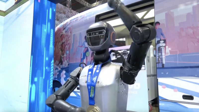 第8回CIIE、中国館の最先端テック展示に注目集まる video poster