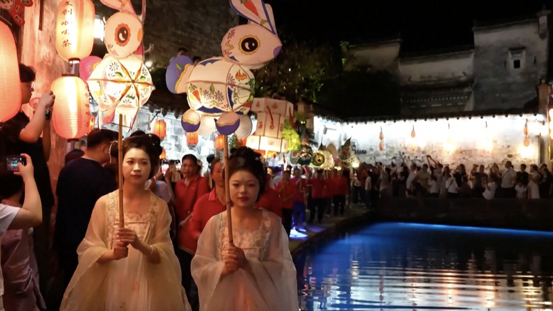 【国際ニュース】中国・安徽省の古村宏村で中秋節ランタンパレード video poster