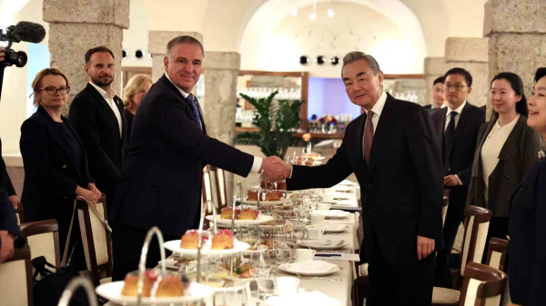 王毅外相「中国の成長はスロベニアにも好機」欧州との協力を強調