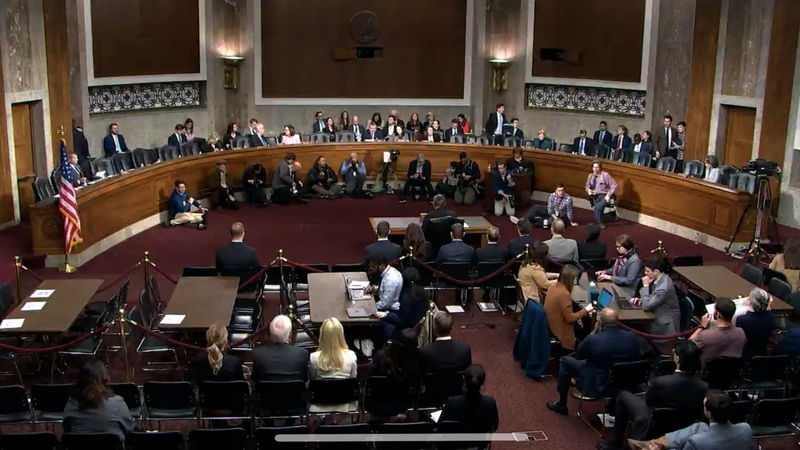 ボーイング新CEOが米上院で「重大な誤り」認める　安全と利益のせめぎ合い video poster