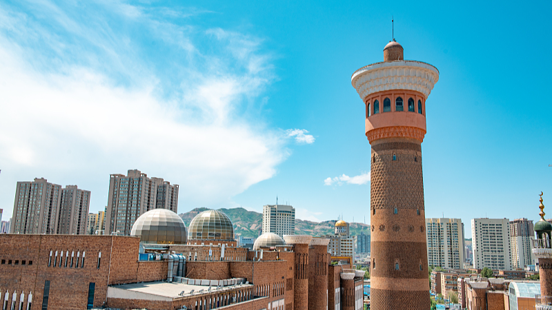 新疆ウルムチの国際バザール1号歩行者街を歩く video poster