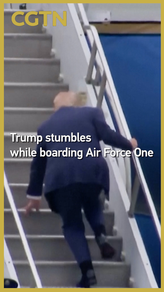 トランプ大統領がエアフォースワン搭乗時につまずく　小さなハプニングと国際ニュース video poster