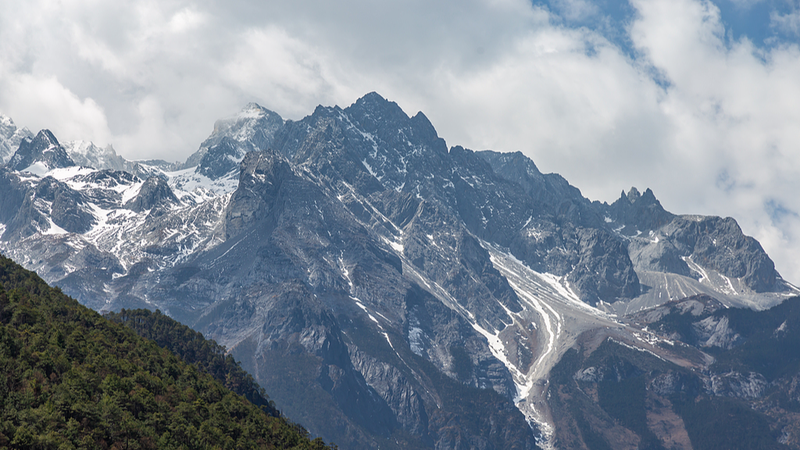 中国・雲南省「玉龍雪山」を静かに見つめる──黒と白の聖なる山 video poster