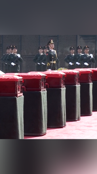 朝鮮戦争の中国人民志願軍30人の遺骨、中国・瀋陽で埋葬 video poster