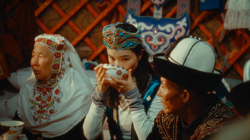 雪山に囲まれたカザフの結婚式　Talk Xinjiangが映すイリの日常