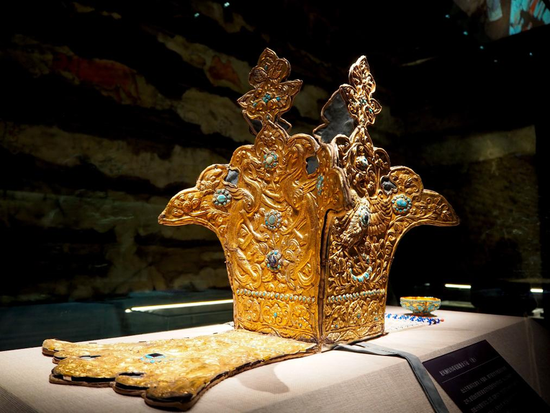 8世紀チベット王冠、青海で修復公開　シルクロードの交流物語る