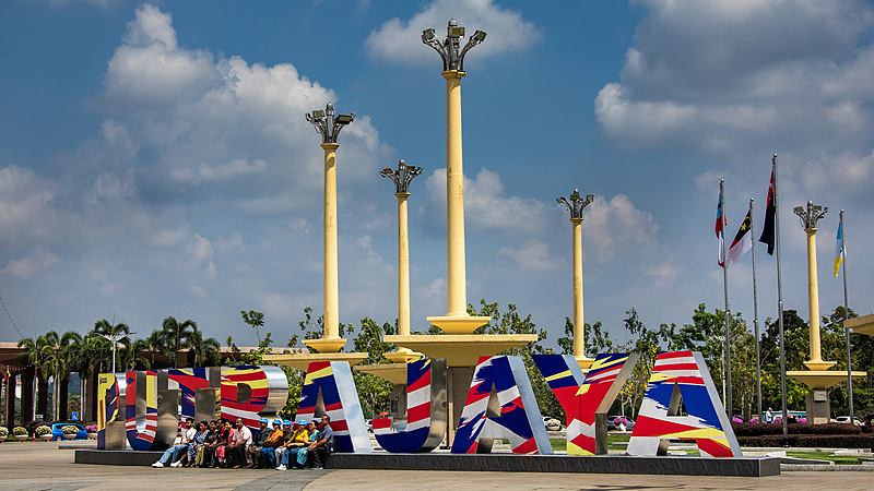 習近平氏とマレーシアのアンワル首相が首脳会談　東南アジア歴訪で協力協定へ video poster