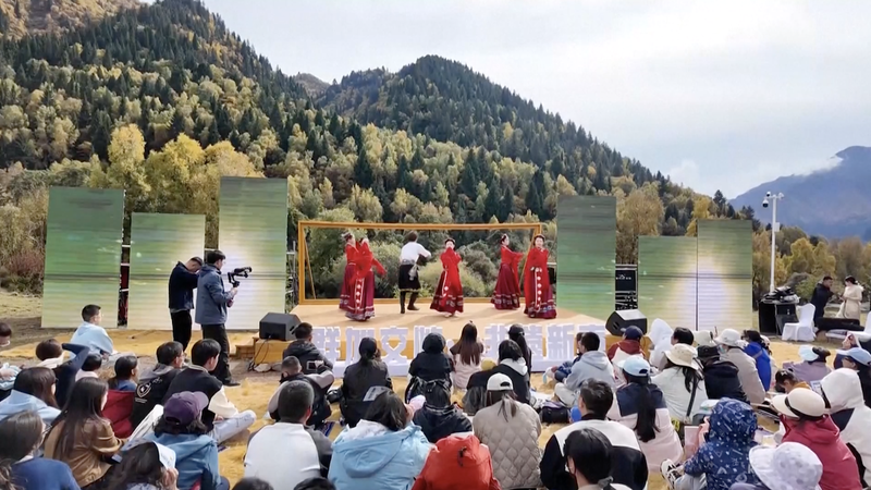 中国本土で秋の観光ブーム　紅葉シーズンの旅行トレンドを読む video poster