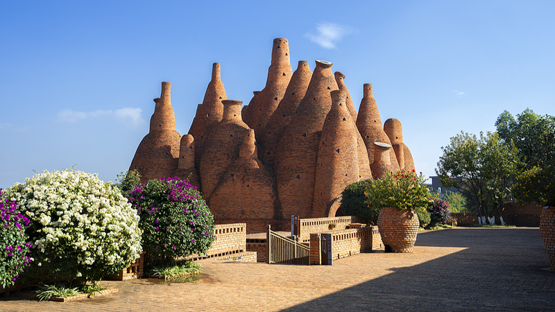 中国・雲南の建築アート「50% Cloud Artists Lounge」を読む video poster