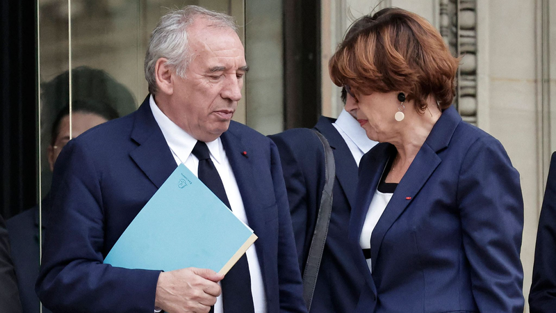 フランス首相が信任投票で失脚　歴史的な不信任と深まる政治危機