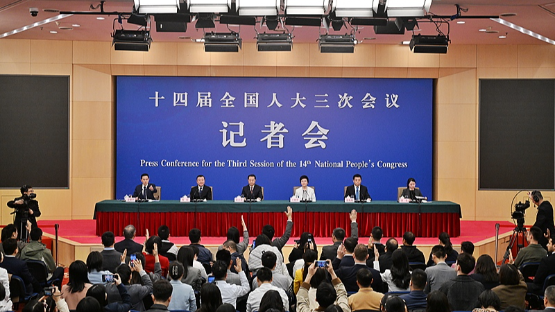 中国全人代が民生テーマの記者会見　雇用・住宅・医療に焦点 video poster