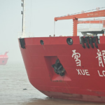 中国の砕氷船「雪龍」、南極・秦嶺基地沖に到着　補給と観測を本格化