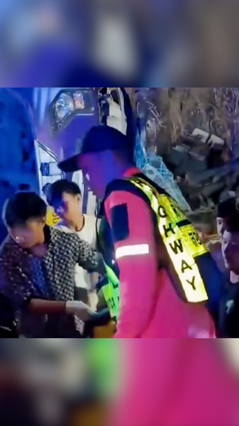 タイでバス横転、17人死亡40人負傷　政府職員を乗せた長距離移動中 video poster