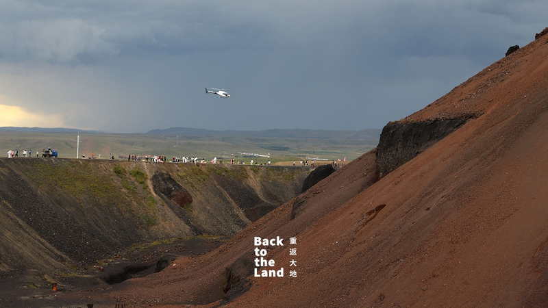 時間を刻む石の記憶：ウランチャブの火山と草原の風景