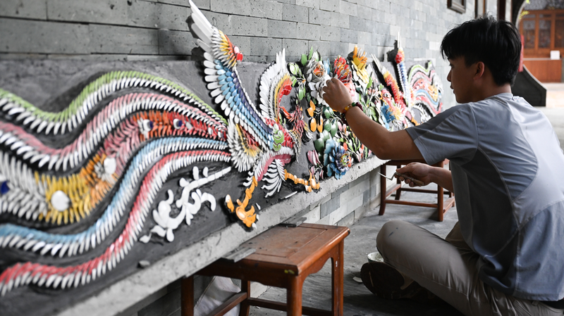 若い職人がよみがえらせる潮州の磁器はめ込み Qianci