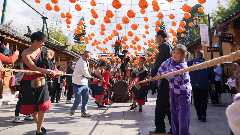 山に響く木の太鼓：中国南部ワ族が守る音楽と踊りの暮らし