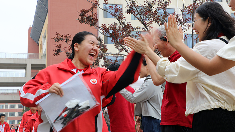 ガオカオ2025初日：中国の大学入試を彩った赤とひまわり