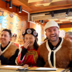 雲南省・玉湖村で世界最古の手漉き紙　欧州旅行会社がトンパ紙を体験 video poster