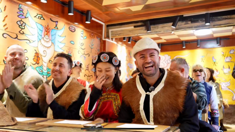 雲南省・玉湖村で世界最古の手漉き紙　欧州旅行会社がトンパ紙を体験 video poster