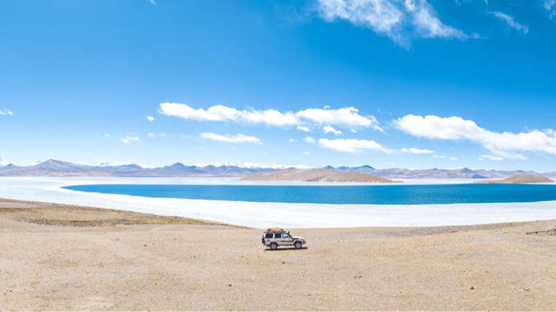 中国・Xizangの青い氷　Lake Pumoyum Coが見せる冬から春への絶景