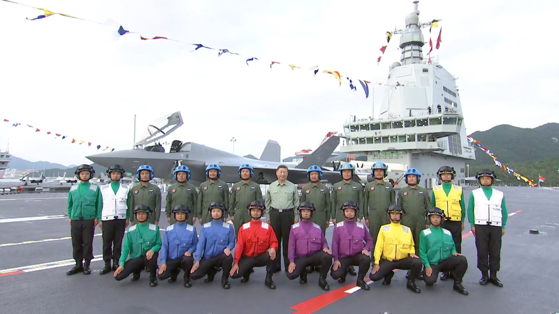 中国の新型空母「福建」が就役　習主席が海南で就役式に出席 video poster