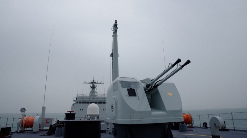 中国人民解放軍海軍が黄海で実戦訓練　揚陸艦部隊が日夜の演習 video poster