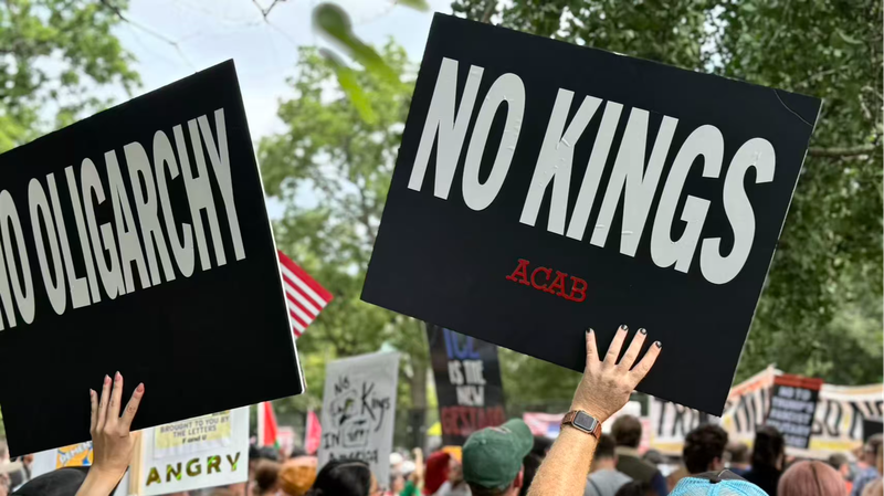 軍事パレードと「王はいらない」デモ　トランプ米大統領をめぐる分断