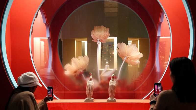 中国国家博物館で巳年展　春節とヘビの文化をたどる video poster