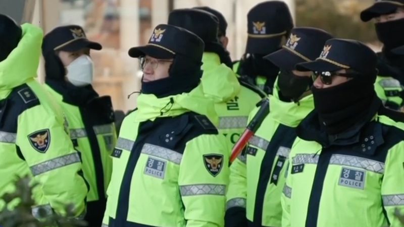 韓国で前例なき政治危機　弾劾中のユン大統領が逮捕に抵抗 video poster