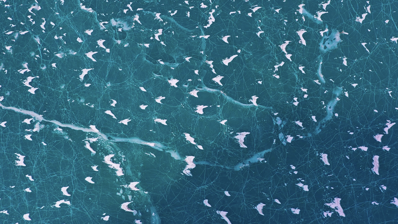 新疆Zhaosu Jade Lakeの青い氷が描く「凍った蜃気楼」 video poster