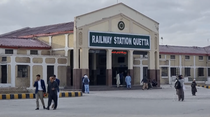 パキスタン南西部で列車ハイジャック　約450人乗車のジャーファル・エクスプレス video poster