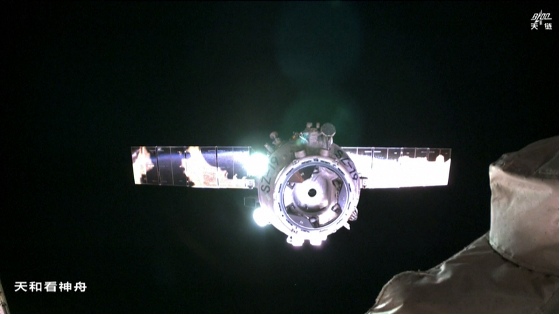 中国の有人宇宙船「神舟19号」が宇宙ステーションから分離　3人の飛行士が帰還へ