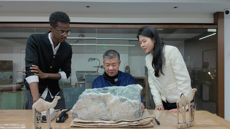 中国とソマリア国交65周年、贈られたヘティエン玉が作品に video poster