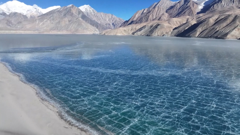 新疆バイシャ湖、氷と砂が出会う青の絶景　パミール高原から video poster